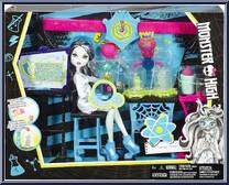 Skulltimate Science Class (Frankie Stein) from Monster High - Playsets manufactured by Mattel [Front]
