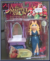 Miss Piggy (Electronic Boutique) from Muppet Show - Exclusives manufactured by Palisades [Front]